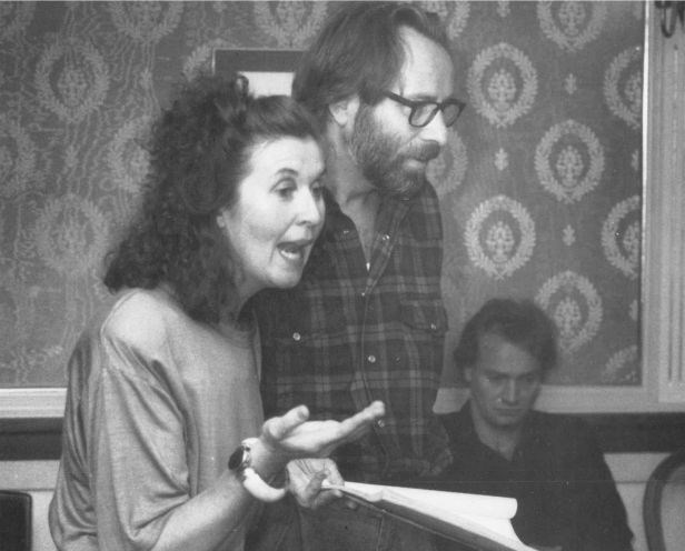 Kafeteater på Hotell Alexandra med Gøril Haukebø og Aril Martinsen i Irsk Lapskaus Per Egil Aske ved veggen.jpg Kafeteater på Hotell Alexandra med Gøril Haukebø og Aril Martinsen i Irsk Lapskaus Per Egil Aske ved veggen.jpg