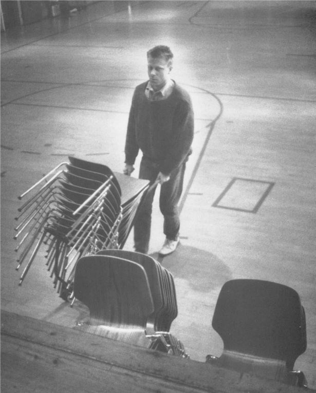 Ved et turn__teater er ikke jobben slutt når publikum er gått Skuespiller Svein Roger Karlsen rydder stoler i Harøy samfunnshus.jpg Ved et turn__teater er ikke jobben slutt når publikum er gått Skuespiller Svein Roger Karlsen rydder stoler i Harøy samfunnshus.jpg