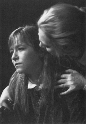 Hilde Grythe og Anne-Mari Dale i Glassmenasjeriet.jpg Hilde Grythe og Anne-Mari Dale i Glassmenasjeriet.jpg