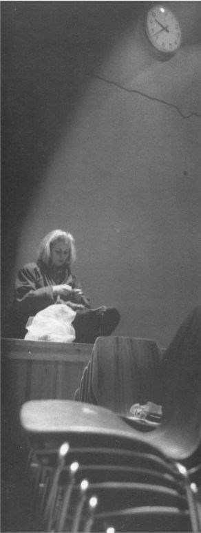 Karin Stautland slapper av etter en forestilling med Panikk i kulissene på Harøya.jpg Karin Stautland slapper av etter en forestilling med Panikk i kulissene på Harøya.jpg